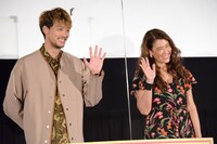 左から竹内涼真、LiLiCo。