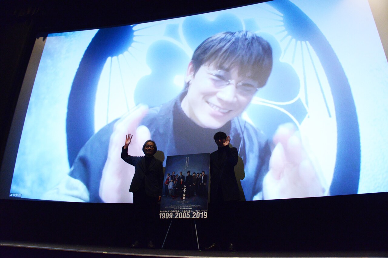 リモートで参加した綾野剛。