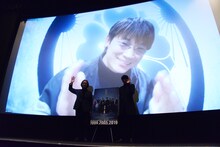 リモートで参加した綾野剛。