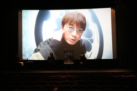 リモートで参加した綾野剛。