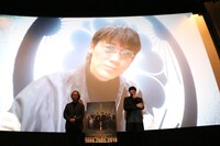 リモートで参加した綾野剛。