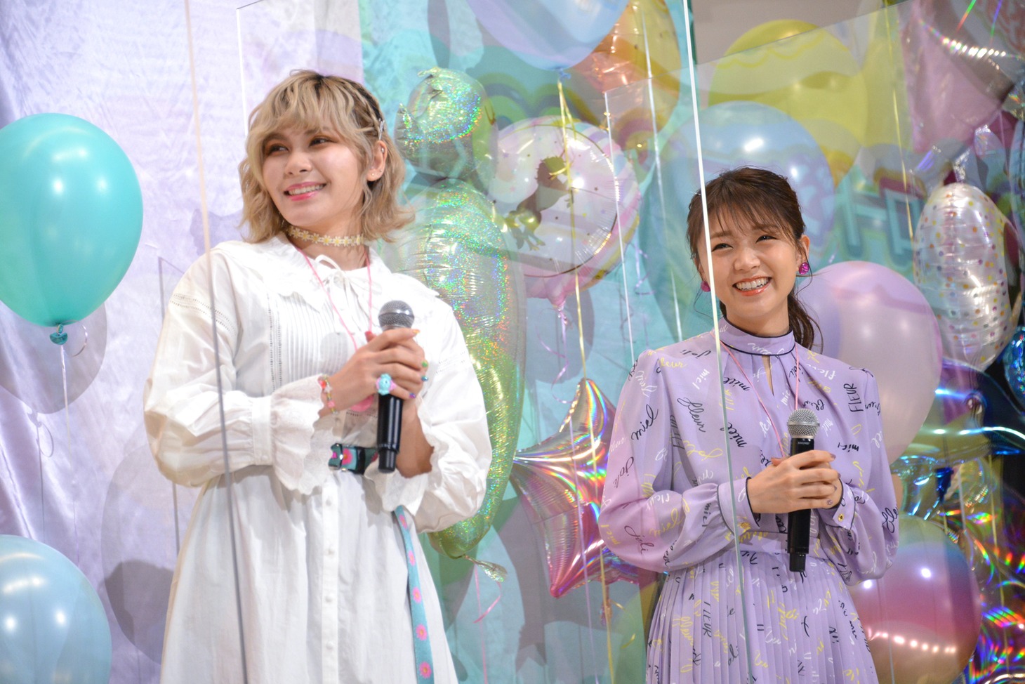 左からファイルーズあい、三森すずこ。