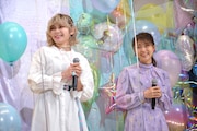 左からファイルーズあい、三森すずこ。