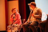 左から岡村照、白石和彌。