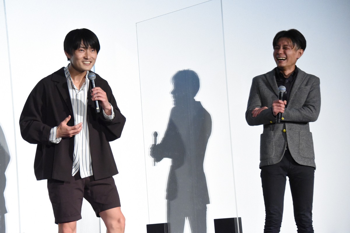 リモート会議で画面がフリーズし続けていた際の山内大典の顔を表現する福徳秀介（左）。