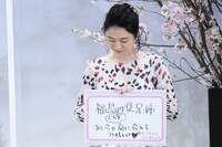 「今一番会いたい人」の回答を披露する、しゅはまはるみ。