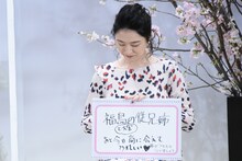 「今一番会いたい人」の回答を披露する、しゅはまはるみ。