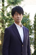 仲村トオル演じる美神始。