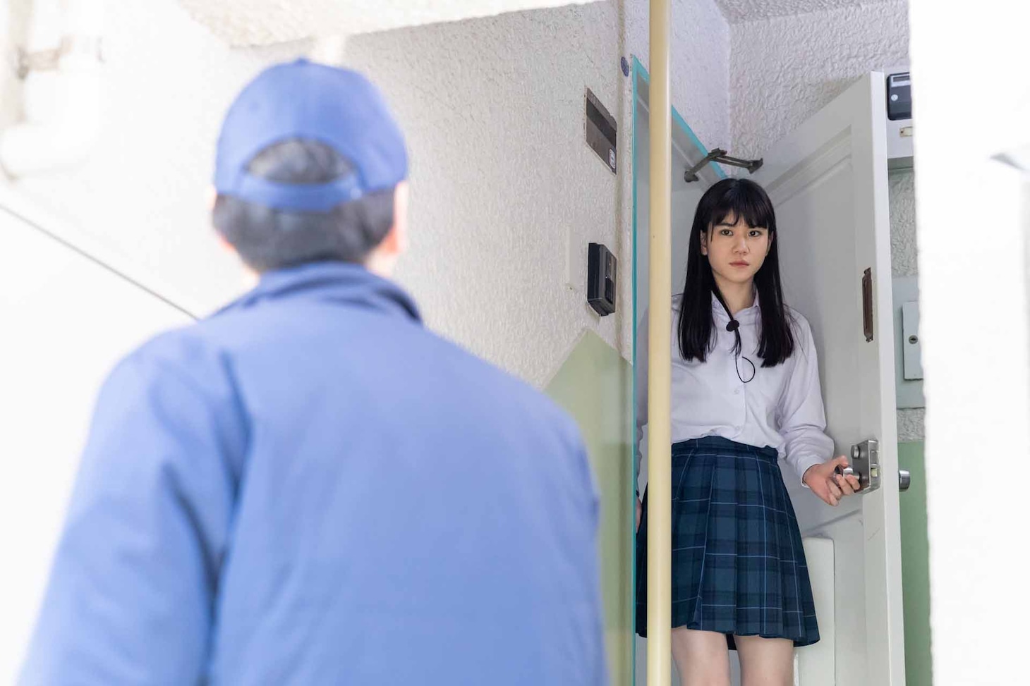 「聖なる蝶 赤い部屋」新場面写真