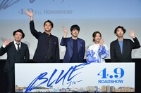 「BLUE/ブルー」完成報告会の様子。左から吉田恵輔、東出昌大、松山ケンイチ、木村文乃、柄本時生。