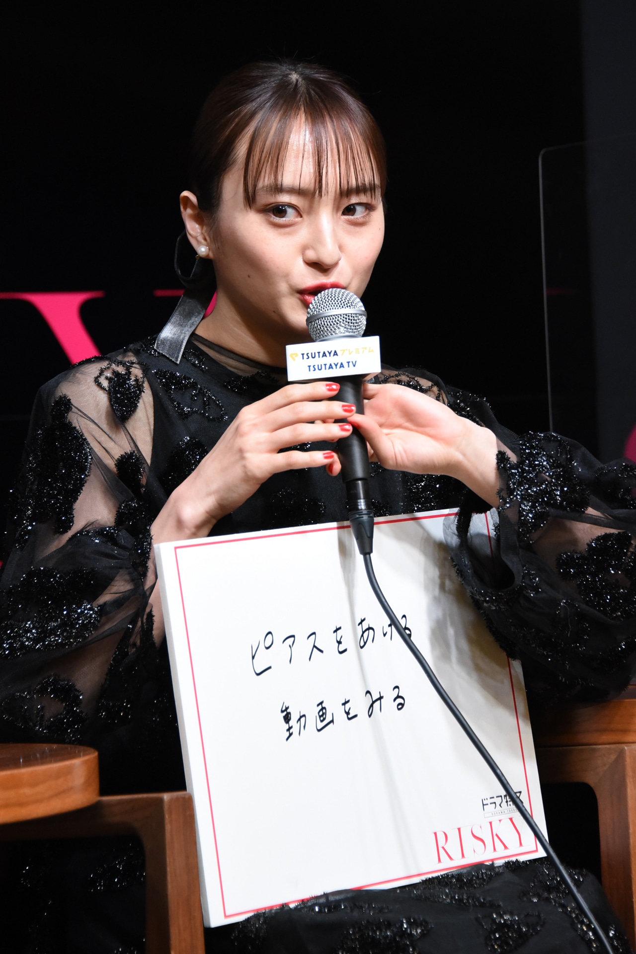 ピアスの穴を開ける動画と胸キュンマンガの類似点を力説する萩原みのり。