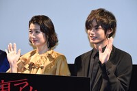 左から瀧内公美、神尾楓珠。