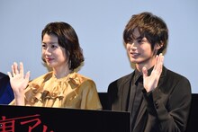 左から瀧内公美、神尾楓珠。