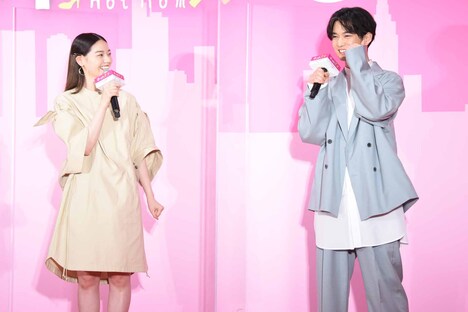 左から西野七瀬、千葉雄大。