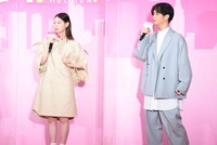 赤ちゃんの抱き方を振り返る西野七瀬（左）と千葉雄大（右）。