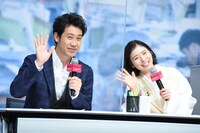 YouTubeの生配信を観ているかもしれない子供に向かって「パパがんばってるよー」と手を振る大泉洋（左）と、松岡茉優（右）。