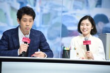 オンライン面接を行う大泉洋（左）と松岡茉優（右）。