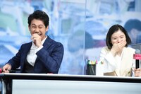 自らのエピソードトークを候補者に完全再現され、爆笑する大泉洋（左）と松岡茉優（右）。