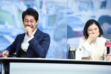 自らのエピソードトークを候補者に完全再現され、爆笑する大泉洋（左）と松岡茉優（右）。