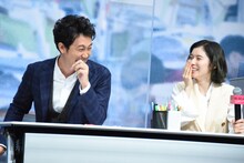 自らのエピソードトークを候補者に完全再現され、爆笑する大泉洋（左）と松岡茉優（右）。