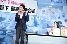 小学校時代の親友とのエピソードトークを披露する大泉洋（左）。