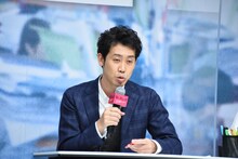 ペン回しをしながらオンライン面接を行う大泉洋。