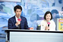 左から大泉洋、松岡茉優。