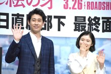 左から大泉洋、松岡茉優。