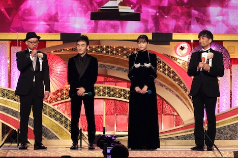 最優秀作品賞「ミッドナイトスワン」の（左から）内田英治監督、草なぎ剛、服部樹咲、森谷雄プロデューサー。