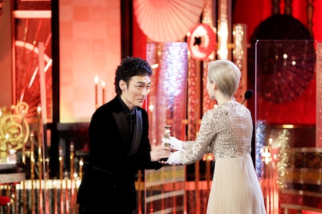 トロフィーを受け取る草なぎ剛（左）。