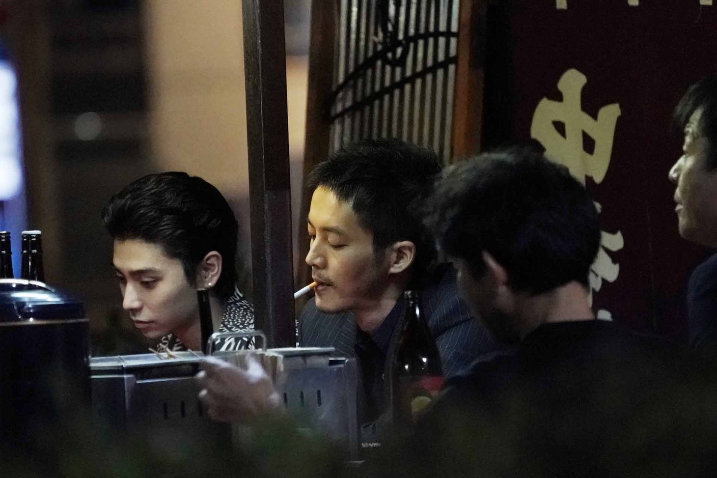 「孤狼の血 LEVEL2」メイキング写真。村上虹郎演じるチンタ（左）と松坂桃李演じる日岡（中央）。