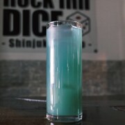 東京・新宿区百人町の「Rock Inn DICE」で提供されるコラボカクテル「Freezing Moon」。