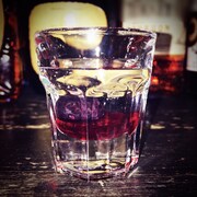 東京・新宿区歌舞伎町の「FROM DUSK TILL DAWN Shinjuku」で提供されるコラボショット「Poser（ポーザー）ゲーム」。