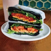 東京・杉並区高円寺の「高円寺メタルめし」で提供されるコラボサンド「ノルウェージャンブラックメタルサンド・ヴァーグのがぶ飲みミルクココア付き」。