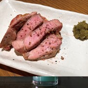 東京・中野区中野の「鶏肉屋の炭火焼鳥 鳥ひさ」で提供されるコラボ炭火焼き「ロース・オブ・カボス」。