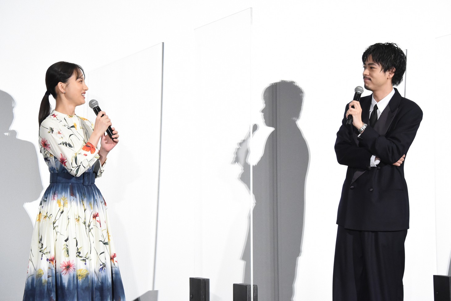 左から清原果耶、成田凌。