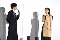 左から成田凌、泉里香。
