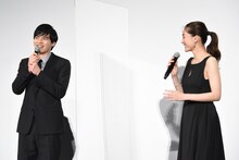 綾瀬はるか（右）に「美しいお顔をしているうえに、アクションを覚えるのがすごく早い」と絶賛された岡田健史（左）。