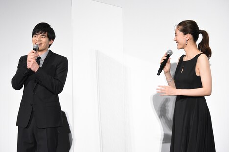 綾瀬はるか（右）に「美しいお顔をしているうえに、アクションを覚えるのがすごく早い」と絶賛された岡田健史（左）。