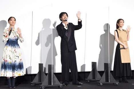 配信用のカメラにアピールするキャストたち。