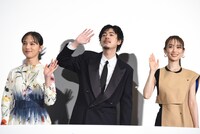 観客に撮影されるキャストたち。