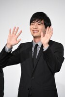 手を振る岡田健史。