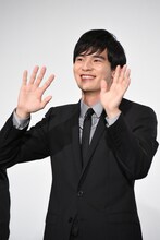 手を振る岡田健史。