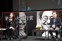 左から荒木啓子、黒沢清。