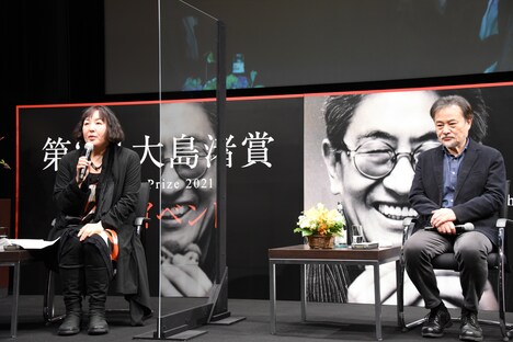 左から荒木啓子、黒沢清。