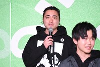 山田孝之（後列）