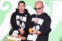 誕生日を祝われた竹中直人（手前）。