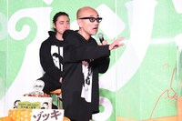 急に老け込んだ演技をする竹中直人（手前）。