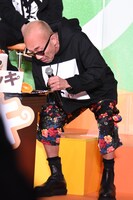 急に老け込んだ演技をする竹中直人。