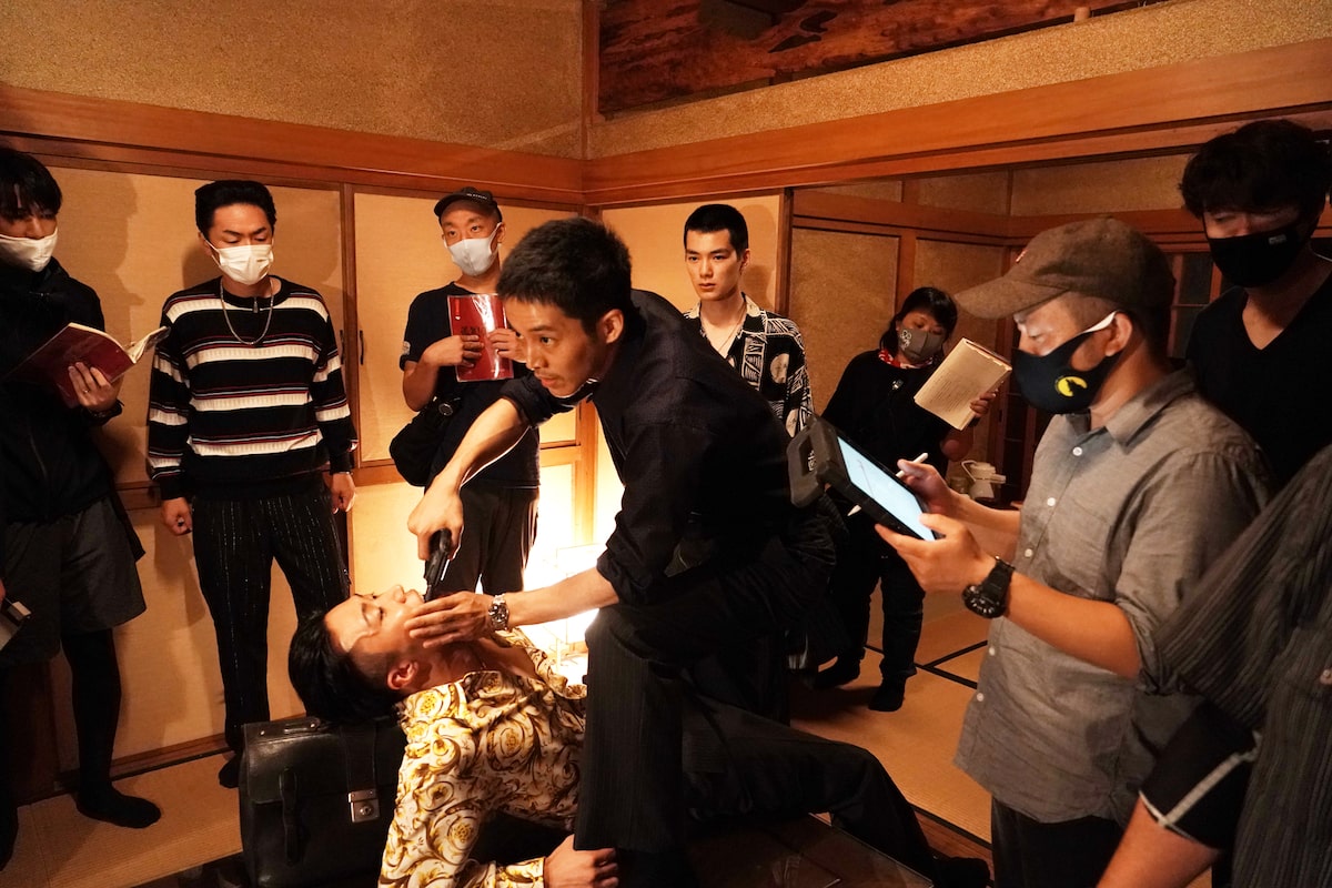 松坂桃李が早乙女太一の口に銃突っ込む 孤狼の血 現場写真 白石マジックも明らかに コメントあり 映画ナタリー